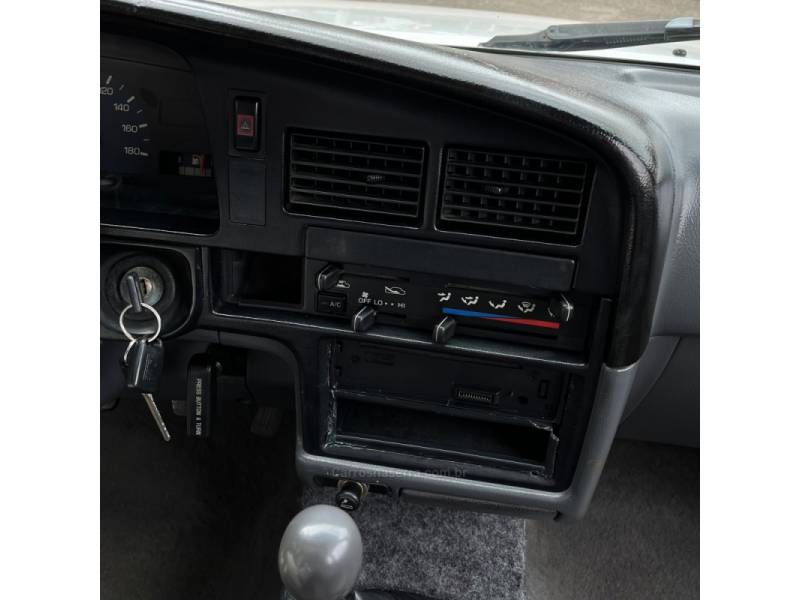 TOYOTA - HILUX - 2005/2005 - Prata - R$ 65.000,00
